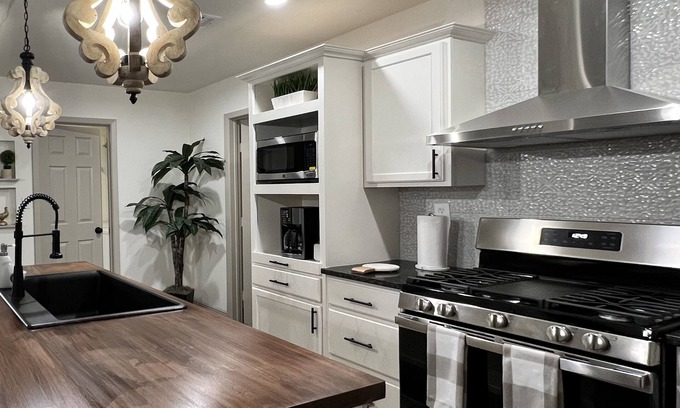 North San Antonio - SAT Maison | Spacious 3 BR near Airport, AT&T CTR & Riverwalk!