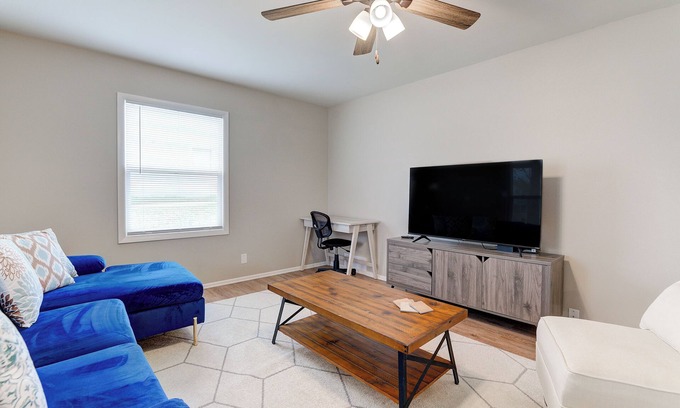 Waukesha Appartement | Spacious 3-BR with aesthetic living room & fully equipped kitchen in Waukesha