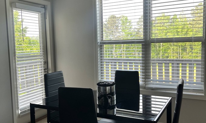 Adairsville Maison | Spacious 3 Story house near ATL with Balcony , Home Gym & More