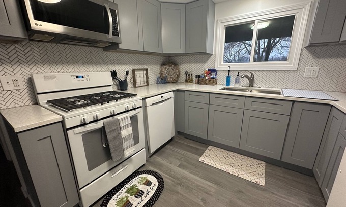 DeKalb Maison | Spacious 3BD 2BA 5 MIN TO NIU Pets Welcome Fast WIFI
