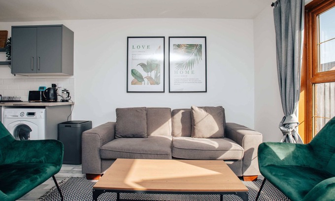 Tipton Maison | SPACIOUS 3BD TOWNHOUSE w 2WCs+15MINS TO BHAM &WOLV