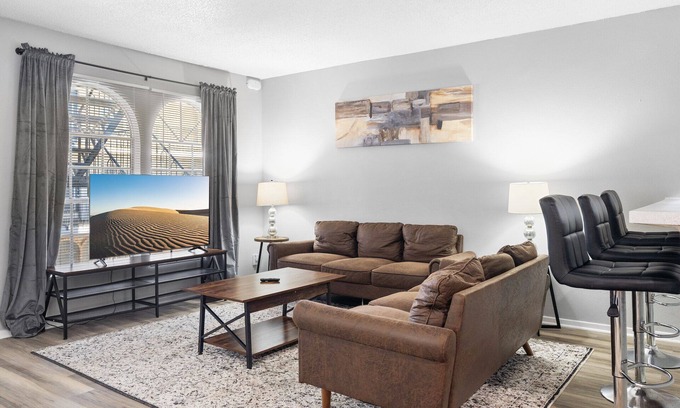 North University Appartement | Spacious 3BR/2BA next to UT 3879