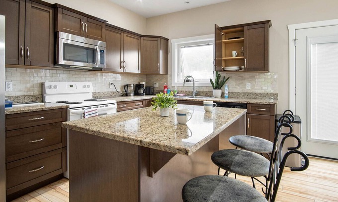 Saskatoon Appartement | SPACIOUS 3BR 2STOREY SUITE CNTRLY LCTD IN THE CITY