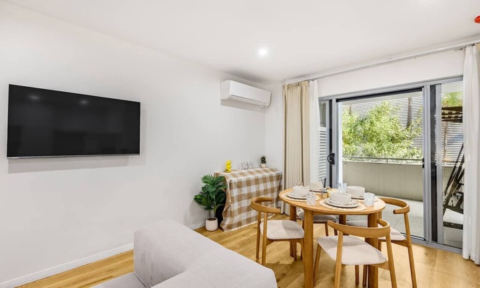 Indooroopilly Appartement | Spacious 3BR Getaway | Great Location & Comfort