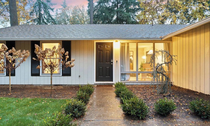 Lake Oswego Maison | Spacious 3BR Getaway, Fenced Yard & Fireplace