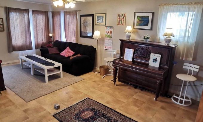 Riviere-Verte Maison | Spacious 3BR Home + 1 BR Private Ensuite, 2 Kitchens, for big Families & Groups