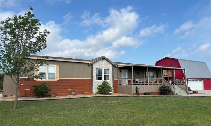 Navarro County Maison | Spacious 3BR Home + Barn Theater in the Country Between Dallas & Houston