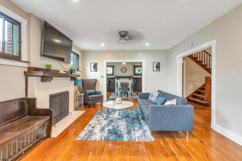 Wilkinsburg Maison | Spacious 3BR Home near Downtown, Oakland & East Liberty! Max 15 nights