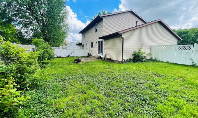 Massillon Maison | Spacious 3BR Home w/8 Beds, Big Yard & Parking – Near Canton & Hall of Fame