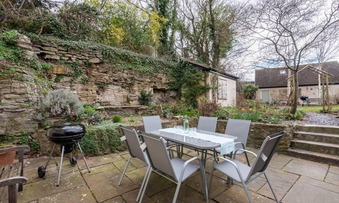 Chepstow Maison | Spacious 3BR in Historic Chepstow, Cottage Garden