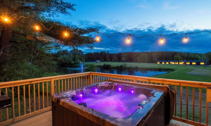 East Durham Maison | Hot Tub - 9 Min to Zoom Flume Waterpark