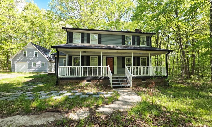 McCain Maison | Spacious 3BR Retreat – Split-King Beds near UNC