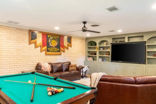Garden Oaks Maison | Spacious 3BR Retreat - Pool Table Gazebo Yard