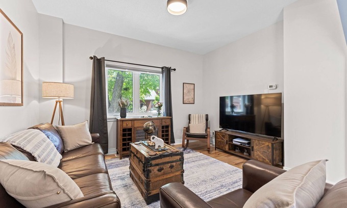 Ottawa Division Appartement | Spacious 3BR | Steps to Canal | King Bed | Parking | Family & Dog Friendly