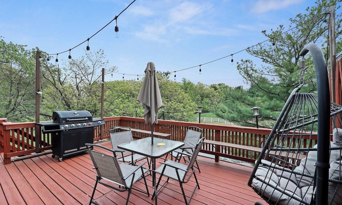 Calverton Appartement | Spacious 3BR Townhouse with Balcony & Gym
