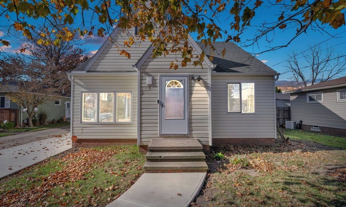 Old Brooklyn Maison | Spacious 4-bdrm house in Cleveland with Pool table, King Bed, and chefs kitchen