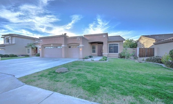 San Tan Ranch Maison | Spacious 4 bed 2 bath with Game Room and Hot Tub.