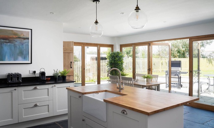 Newtown-in-St-Martin Maison | Spacious 4-Bed Cottage with Garden & Pet-Friendly