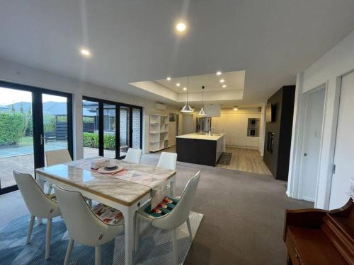 Halswell Maison | Spacious 4 Bed Family Home