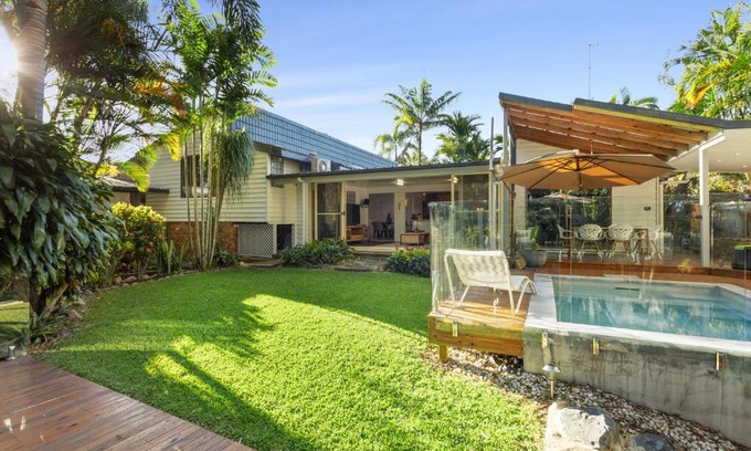 Currumbin Waters Maison | Spacious 4-bed Home with Waterfront Pontoon