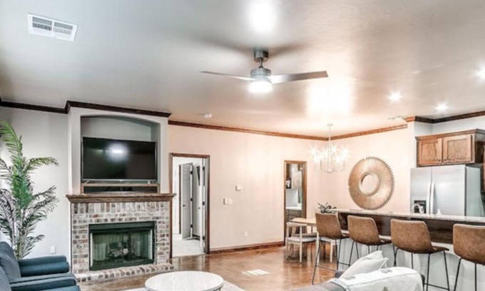 Central Oklahoma City Maison | Spacious 4 Bed House With King Bed & Playground