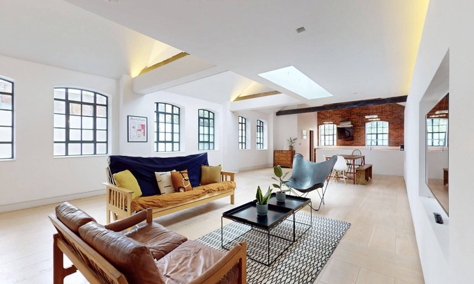 Mile End Maison | Spacious 4 Bed Home - 5 min walk to 2 Stations