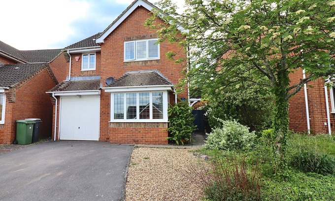 Winchester Chalet De Ski | Spacious 4 Bed Home in Winchester with Garden & Parking