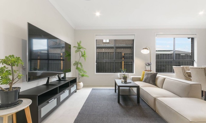 Box Hill Maison | Spacious 4-Bed Home Near Rouse Hill & Attractions