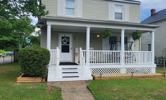 Charlton Heights Maison | Spacious 4-bedroom house in Charlton Heights with hottub & game room