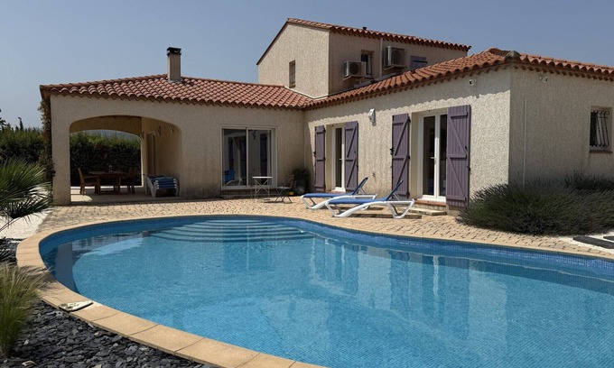 Vinca Villa | Spacieuse et bien équipée 4 chambres 2 salles de bains Villa avec piscine et vue sur la montagne