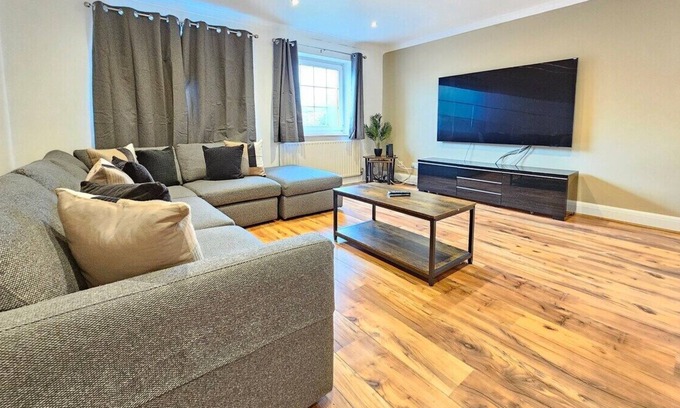 Pettits Maison | Spacious 4 Bedroom, Free Parking, Sleeps 7