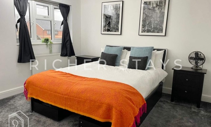 Havering Maison | Spacious 4-Bedroom Home | Driveway & Garden
