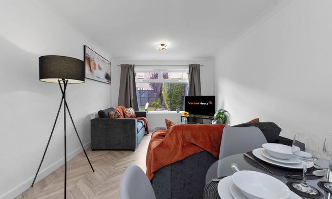 Livingston Maison | Spacious 4 bedroom home close to airport