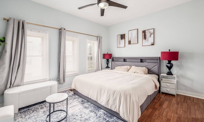 Olde Towne East Maison | Spacious 4-bedroom 3 baths in 2 story townhome in Old Towne East w/ Game Room