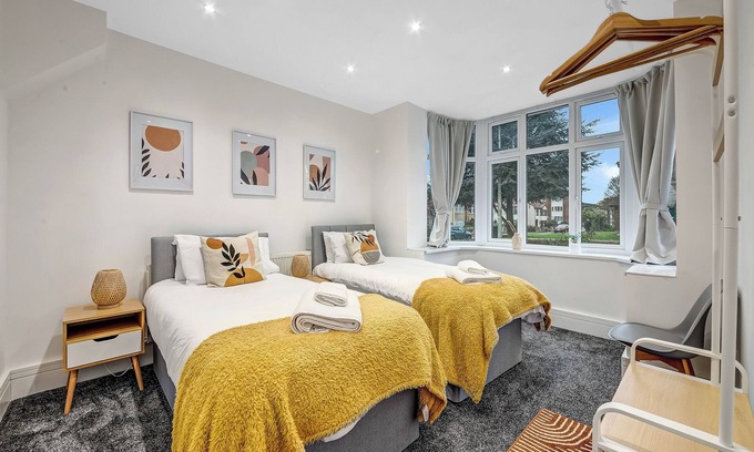 Cowley Maison | Spacious 4 bedroom 4 bath-Free Parking Great Links