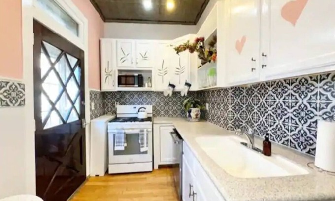 Industry Appartement | Spacious 4-bedroom apartment in welcoming Union City-zebra