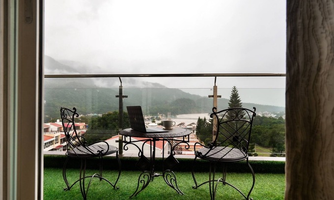 Rishikesh Appartement | Spacious 4-bedroom apartment in enjoyable Rishikesh with fitness room, WiFi
