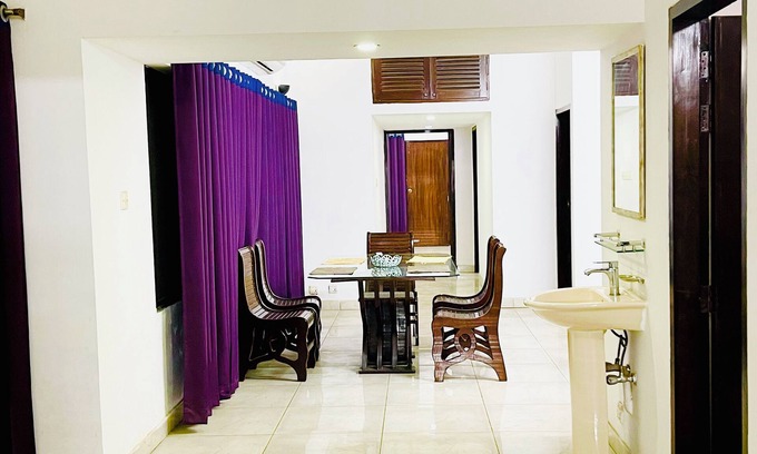 Dhaka Appartement | Spacious 4-bedroom apartment in lovely Dhaka Gulshan with AC, WiFi