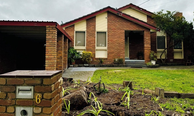 Craigieburn Maison | Spacious 4-bedroom house with WiFi and AC in tranquil Craigieburn.
