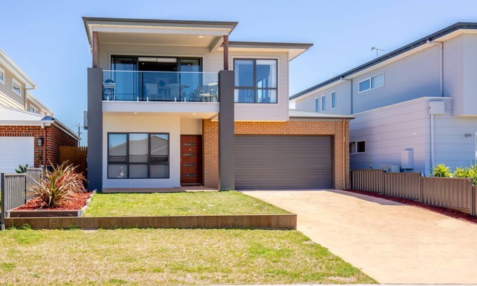 Paynesville Maison | Spacious 4 bedroom house with jetty berth and island views - pet friendly