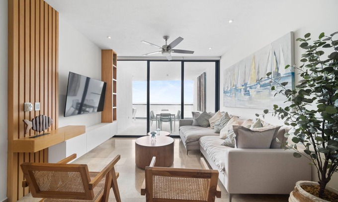 Miramar Copropriété | Spacious 4-bedroom beach condo with a gorgeous ocean view [wifi + fitness area]