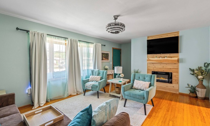 Racine Maison | Spacious 4-bedroom close to lake, large backyard, 2 king beds, great location