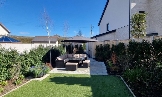 Greystones Maison | Spacious 4-bedroom house with south facing garden in tranquil Greystones WiFi