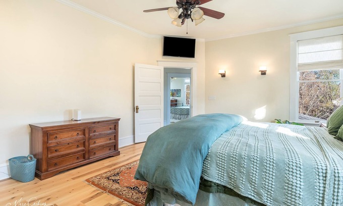 Fairfield Historic District Maison | Spacious 4-bedroom house in enjoyable Shreveport with WiFi, AC
