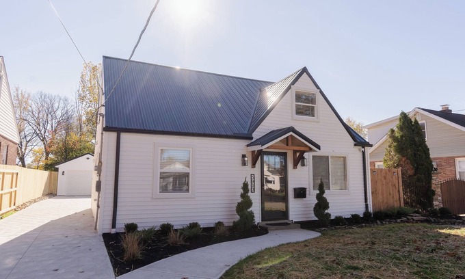 Old Brooklyn Maison | Spacious 4-bedroom house in awesome Cleveland with AC, WiFi