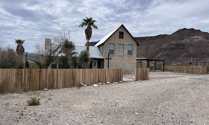 Lajitas Maison | Spacious 4 bedroom home /sleeps 10 /just minutes from State and National Park.