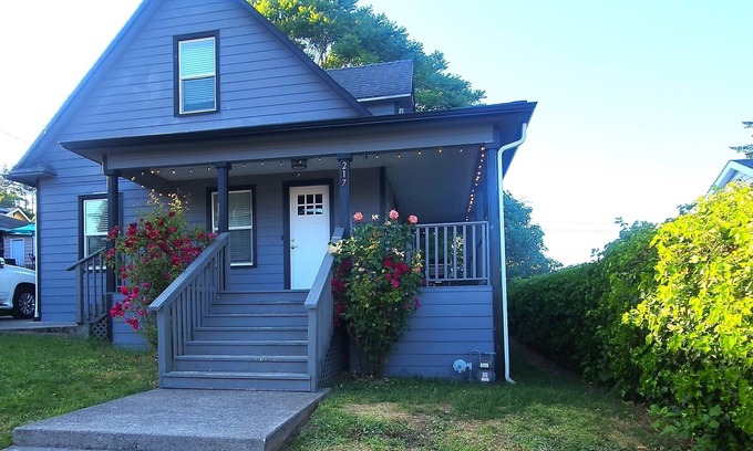 Camas Maison | Spacious 4 bedroom home in the heart of camas!