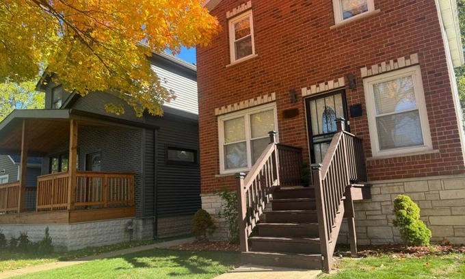 Calumet Heights Maison | Spacious 4-bedroom house in fabulous Chicago Back Yard Pond, and Theatre