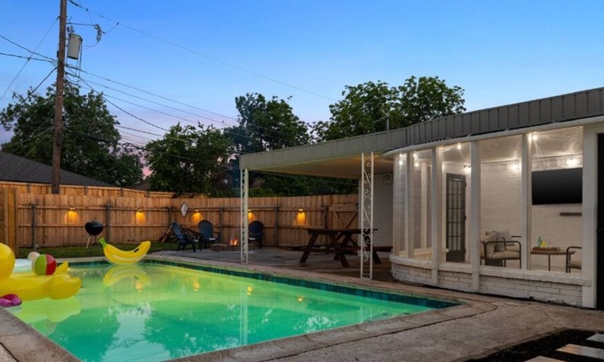 Buckner Terrace - Everglade Park Maison | Spacious 4-bedroom house in charming Dallas with AC, WiFi