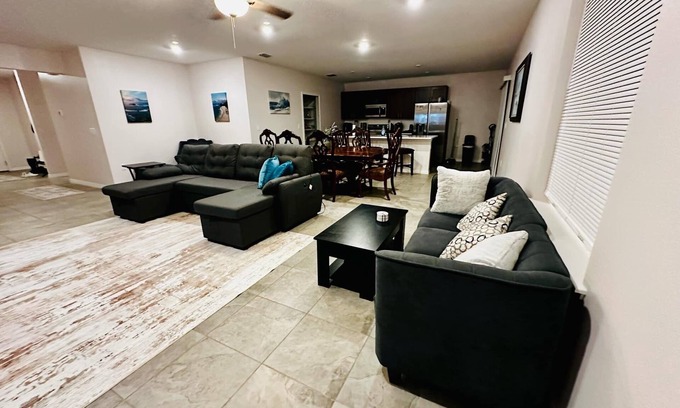 DeLand Maison | Spacious 4-bedroom house in fantastic DeLand with WiFi, AC